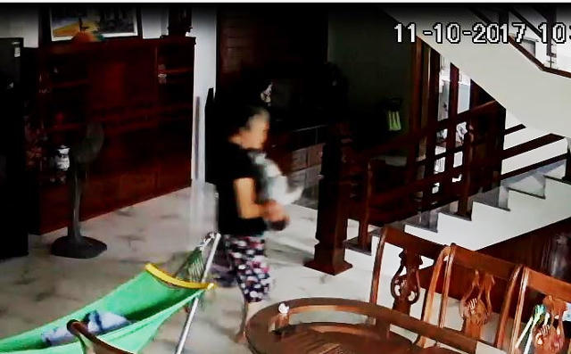 Hình ảnh bà Lý bế ngược cháu bé được camera ghi lại.
