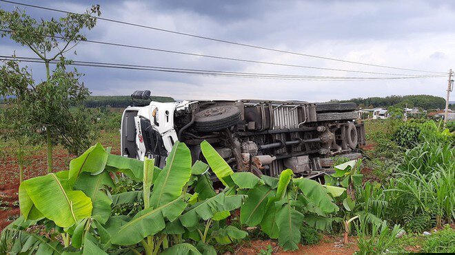 Xe tải do anh Bền điều khiển lao xuống vực, bị lật nghiêng. Ảnh Thanh Niên