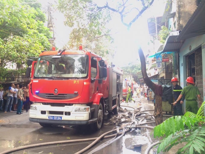 Ngay sau khi vụ việc xảy ra, lực lượng chức năng đã có mặt tại hiện trường để dập tắt đám cháy.