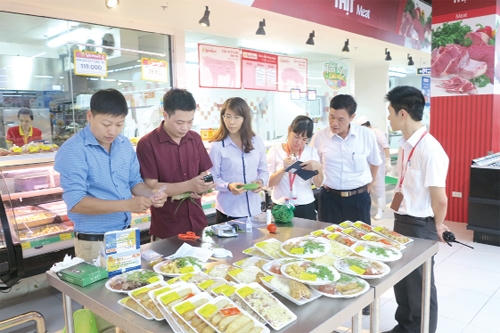 Đoàn kiểm tra liên ngành số 2 kiểm tra nhanh các mẫu rau, củ quả và giò chả tại Chi nhánh Việt Trì Công ty cổ phần Dịch vụ thương mại tổng hợp Vincommerce. (Nguồn: Báo Phú Thọ)