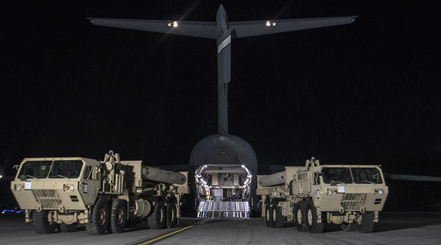 Xe tải chở các bộ phận của THAAD tới điểm triển khai trên lãnh thổ Hàn Quốc ngày 6/3/2017 (Ảnh: Xinhua)