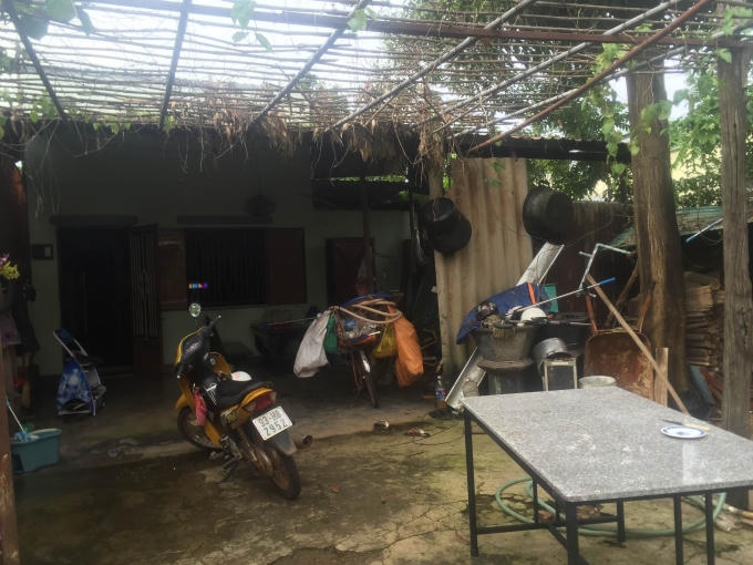 Những căn nhà tạm của người dân.
