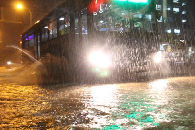 Chiều ngày 26/9, cơn mưa lớn kéo dài gần 2 tiếng đồng hồ (từ 5h chiều đến 7h tối) đã biến mọi con đường tại thành phố Hồ Chí Minh và các tỉnh lân cận bị ngập nước nghiêm trọng.