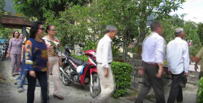 Nhiều đoàn khách tới tham quan khu tưởng niệm.