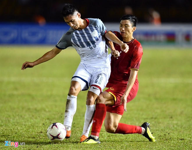 C&aacute;c cầu thủ Philippines kh&ocirc;ng c&oacute; kh&ocirc;ng gian chơi b&oacute;ng trước sức &eacute;p của tuyển Việt Nam.