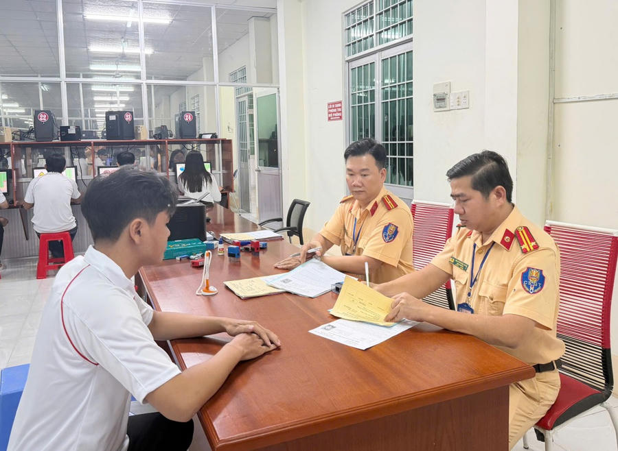 Cán bộ Phòng Cảnh sát giao thông Cà Mau hướng dẫn công dân hoàn thiện hồ sơ tham gia sát hạch GPLX ô tô.