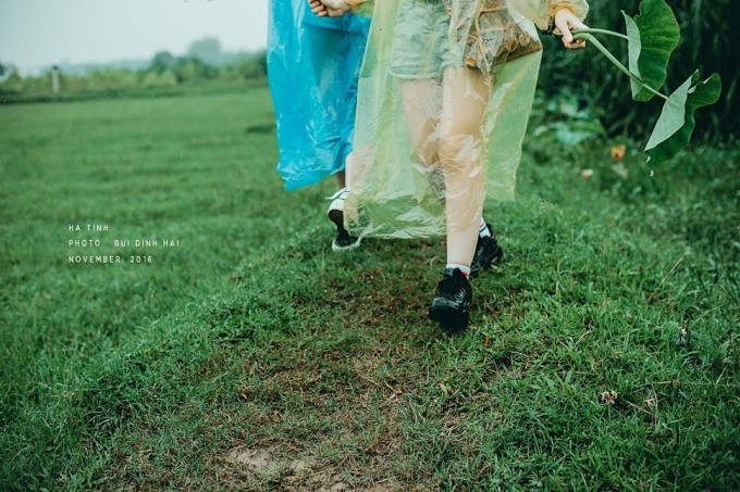 Sải bước trên đường quê.