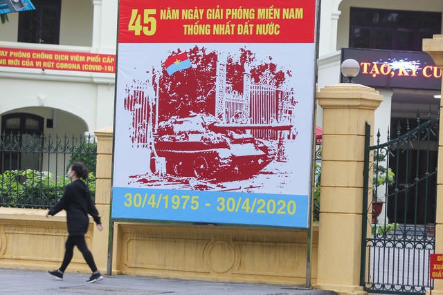 Các trụ sở, công trình nổi tiếng của Thủ đô cũng được treo băng rôn, biểu ngữ trang trọng.