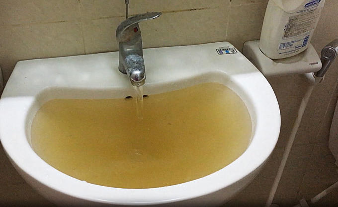 Ban ngày thì nước chuyển màu nâu vàng, nhiều cặn lợn cợn.