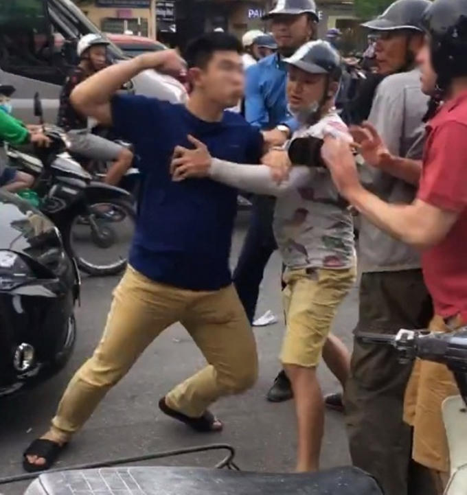 Nam thanh niên xăm trổ quyết 'ăn thua'.