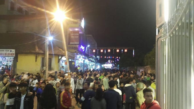 Khoảng 19h, dòng người đổ về khu vực nhà thờ Đá Phát Diệm (Kim Sơn- Ninh Bình).