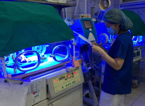 Chiếu đèn khi trẻ bị vàng da (doisongphapluat.com)