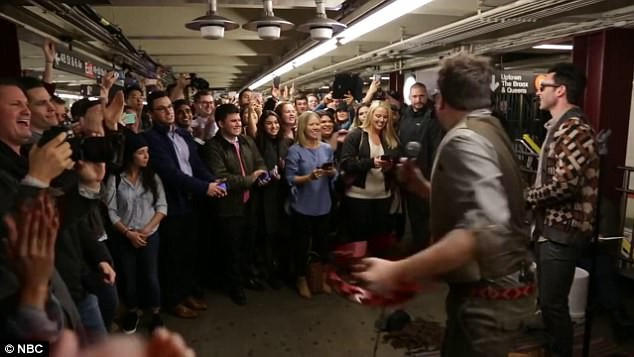 Đám đông không tin nổi vào mắt mình khi nhận ra MC nổi tiếng và nhóm nhạc đình đám đang biểu diễn miễn phí phục vụ họ tại ga tàu.