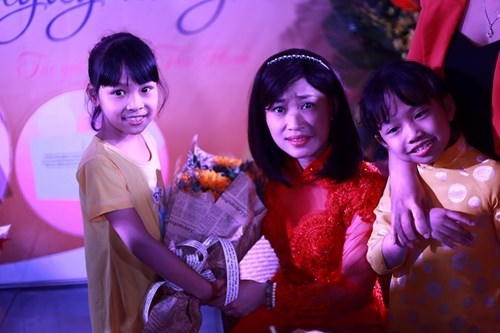 Tác giả Phạm Thu Hạnh xúc động trước tình cảm của các em nhỏ.