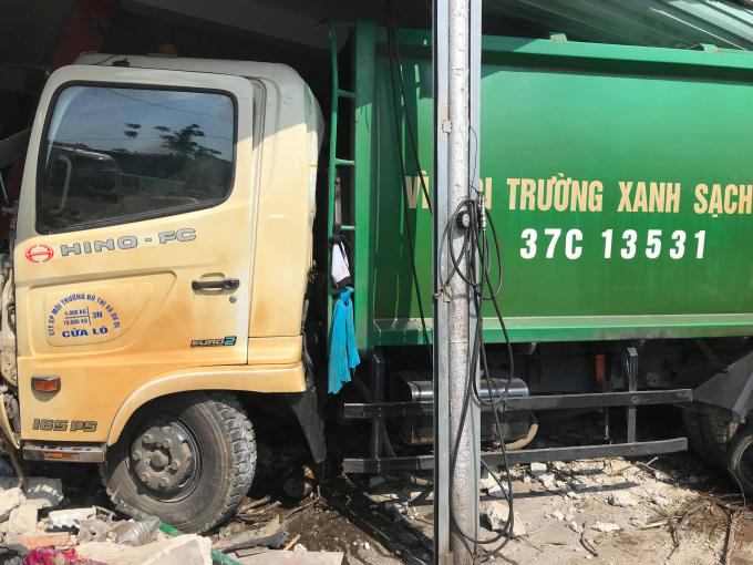 Chiếc xe chỉ dừng lại khi lao thẳng vào tiệm sửa xe máy khiến anh Đạt bị thương nặng.