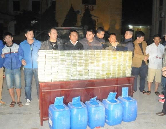 Các đối tượng và tang vật bị thu giữ.