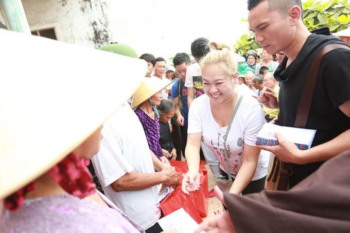 Ca sĩ Tuấn Hưng v&agrave; MC Phan Anh trực tiếp trao qu&agrave; cho hơn 500 hộ d&acirc;n ở Quảng B&igrave;nh