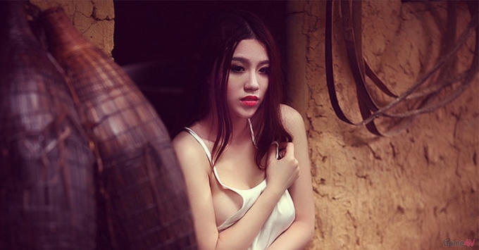 Khán giả không còn lạ lẫm với những hình ảnh "hở bạo" như thế này của cô.