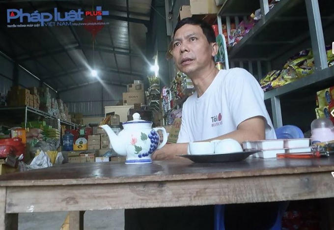 Ông Vũ Ngọc Cường - Tổ 15 phường Nông Tiến nhà đối diện bãi tập kết rác (Ảnh: Tiến Vũ)