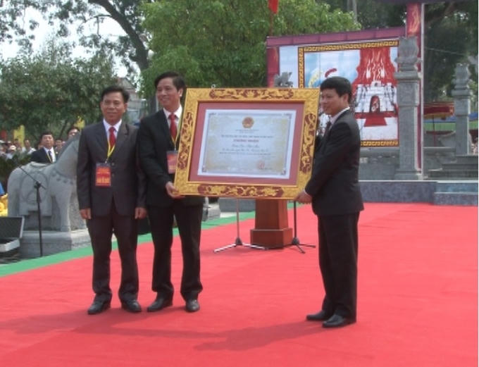 Lãnh đạo huyện Phúc Thọ, xã Hát Môn đón nhận bằng di sản văn hóa phi vật thể của Lễ hội Đền Hát Môn