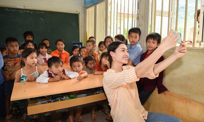 Hoa hậu Lương Thùy Linh giúp trẻ em Lũng Lìu xây ước mơ từ con đường trên núi - ảnh 2
