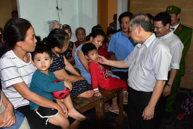 Ông Phan Ngọc Thọ thăm hỏi người dân đi di tản ở huyện Phú Vang