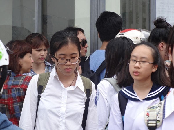 Sau khi bước ra khỏi phòng thi, nhiều thí sinh tỏ vẻ lo lắng về bài thi của mình.