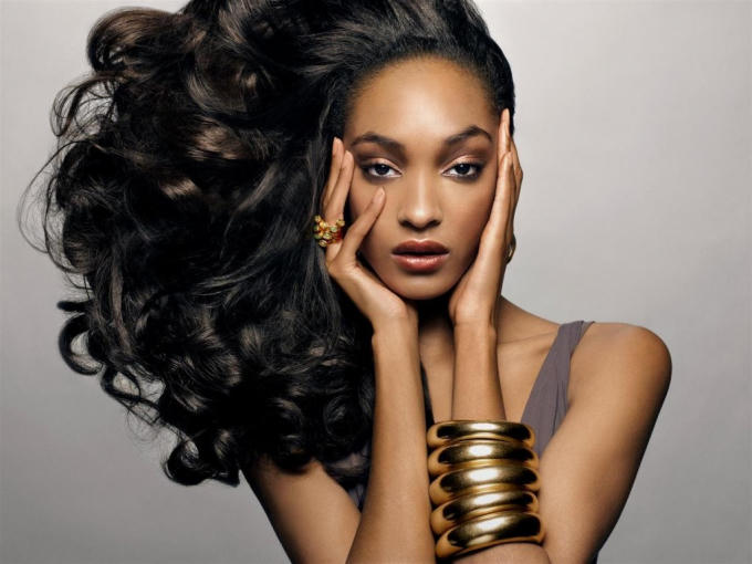 Jourdan Dunn - “Cơn gió lạ” của làng thời trang được phát hiện vào năm 2006, và nhanh chóng trở thành người mẫu nổi tiếng nhờ sở hữu chiều cao chuẩn 1m8, gương mặt xinh đẹp cuốn hút và tài năng trên sàn diễn. Cô chính là mỹ nhân có gương mặt đẹp nhất thế giới 2016 theo bình chọn của TC Candler