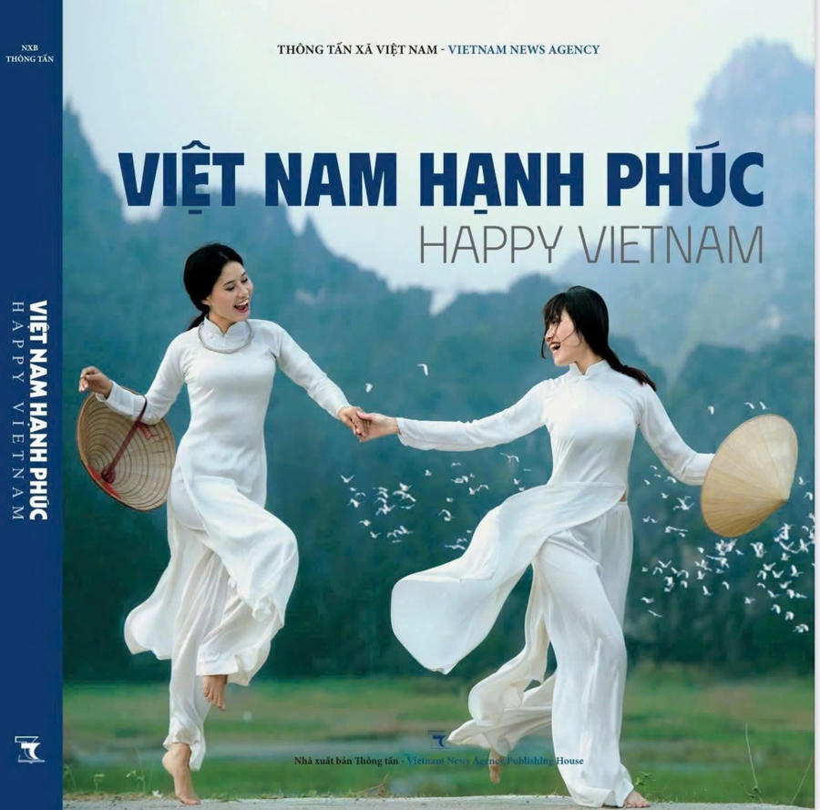 Cuốn sách Việt Nam hạnh phúc dày 204 trang, khổ 23x25cm, thiết kế hiện đại, trang trọng.
