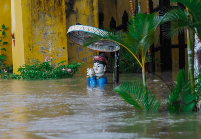 Phố cổ Hội An ch&igrave;m trong biển nước