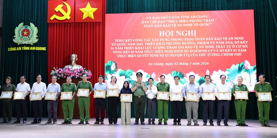 Đồng chí Thiếu tướng Nguyễn Văn Hận, Ủy viên Ban Thường vụ Tỉnh ủy, Giám đốc Công an tỉnh cùng các đại biểu trao Bằng khen của UBND tỉnh cho các tập thể, cá nhân
