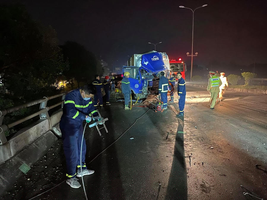Sau hơn 40 phút tổ chức cứu nạn cứu hộ, lực lượng công an đã đưa được nạn nhân thoát ra ngoài và bàn giao cho cơ quan y tế điều trị.