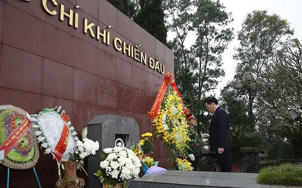 Phó Thủ tướng Vương Đình Huệ dâng hương đồng chí Tổng Bí thư Trần Phú