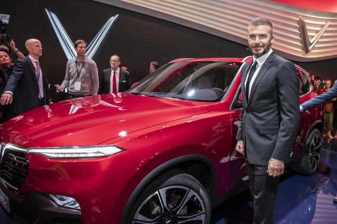 Có mặt tại triển lãm, “biểu tượng của thể thao và phong cách” David Beckham là một trong những người đầu tiên được trải nghiệm hai mẫu xe của VinFast. “Hai chiếc xe thật là đẹp, nội thất thì không thể tin được. Tôi cũng là một người bố và tôi cũng có gia đình, một chiếc xe mà tôi thích phải thực sự thoải mái và hiện đại. Và đây rõ ràng là chiếc xe rất phù hợp”, cựu danh thủ của Manchester United hết lời khen ngợi.
