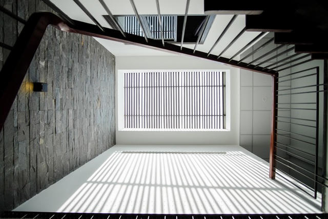 Giếng trời được lắp lam chắn nắng di động, giúp kiểm soát tầm nhìn và điều tiết lượng ánh sáng tự nhiên khi cần.