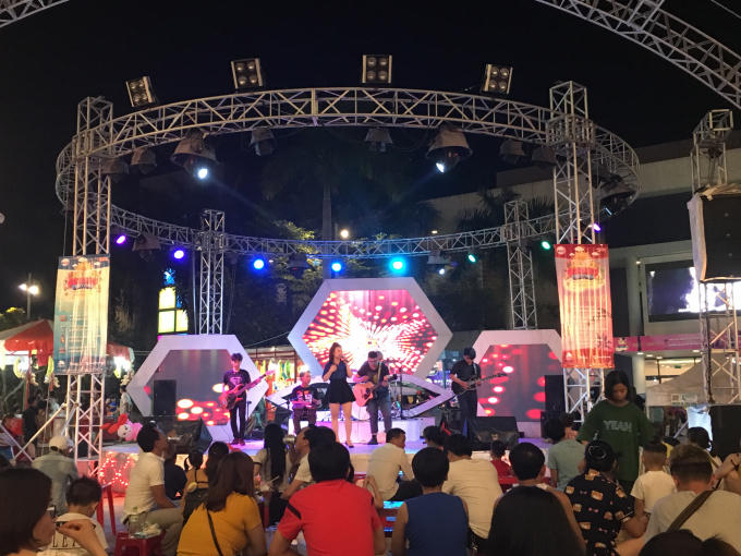 Chương trình ca nhạc khiến khu vực vui chơi tại Helios Center thêm nhộn nhịp.