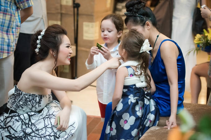 Á hậu Thụy Vân vui đùa với bé Tép - công chúa của chị Bống.