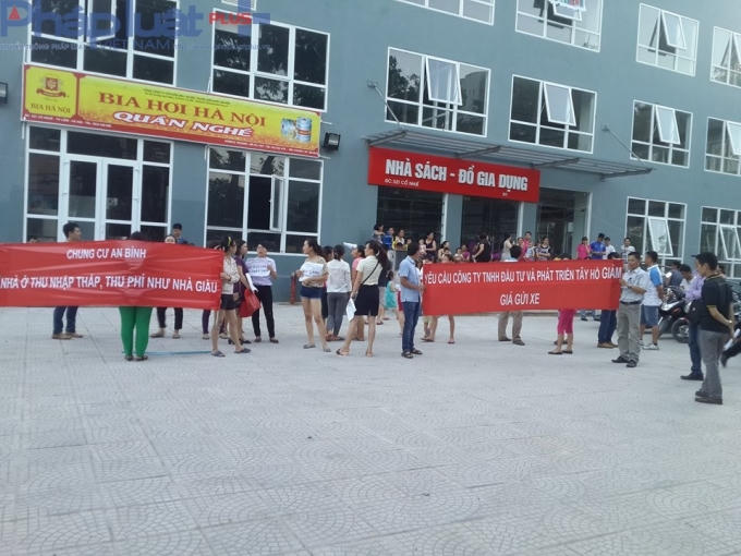 Hàng trăm hộ dân tập trung tại sân của tòa nhà, lên tiếng đòi giảm giá các dịch vụ chung cư và yêu cầu chủ đầu tư hoàn thiện hạ tầng, đảm bảo các điều kiện an toàn về nhà ở cho cư dân.