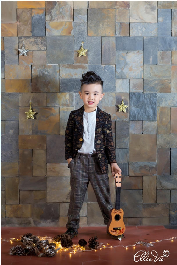 Hot boy “nhí” phong cách với áo vest họa tiết rất tây kết hợp cùng áo sơ mi cổ tàu và quần kẻ caro trông Minh Trí cũng ra dáng “manly” đấy chứ.