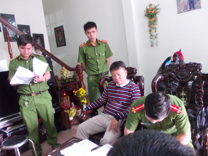 Đối tượng Hải (áo sẫm màu) làm việc với cơ quan chức năng.