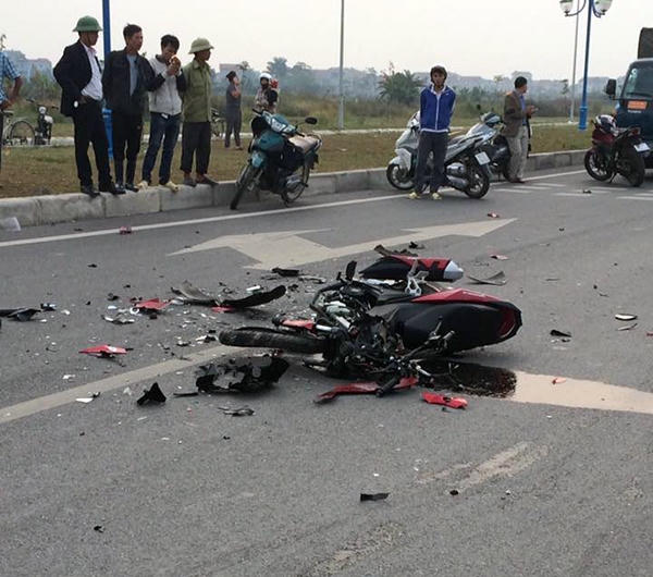 Chiếc xe máy bị vỡ nát sau tai nạn. Ảnh: Vũ Hùng.