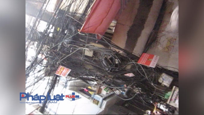 Cây cột điện ở khu chợ Hào Nam, Đống Đa, Hà Nội.