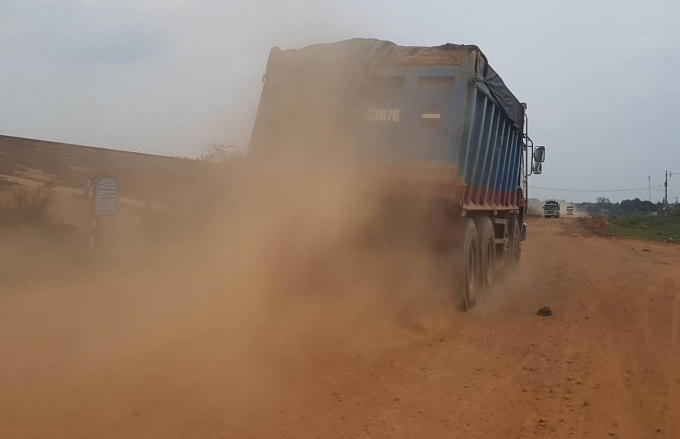 Xe chở cát hoành hành cày nát các tuyến đường quanh hồ Dầu Tiếng.