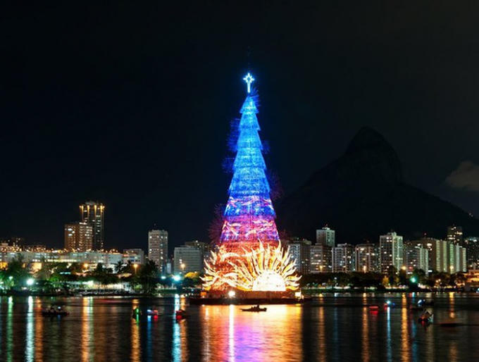 Cây thông Noel trên mặt nước lớn nhất thế giới ở Rio de Janeiro: Đây là một tác phẩm đặc biệt với chiều cao 85m, nặng 542 tấn, được chiếu sáng bởi hơn 3.300.000 đèn. Được thắp sáng lần đầu vào năm 1996, cây thông đã trở thành biểu tượng Giáng sinh của thành phố lễ hội Rio de Janeiro