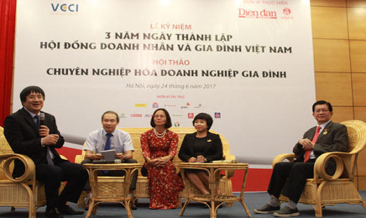 Các chuyên gia và DNGĐ tại buổi tọa đàm.