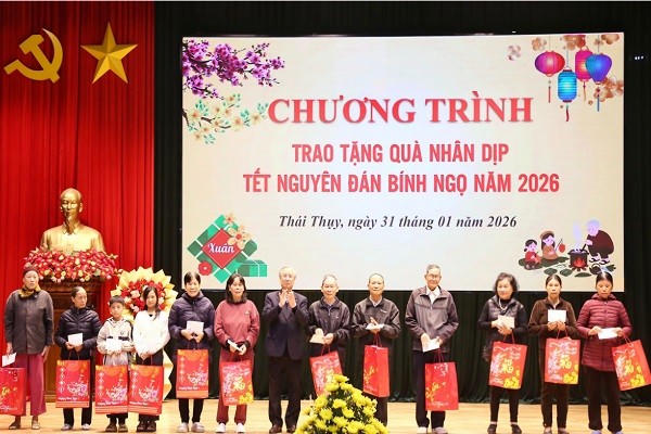 Ông Trần Quốc Vượng, nguyên Ủy viên Bộ Chính trị, nguyên Thường trực Ban Bí thư Trung ương Đảng tặng quà gia đình có hoàn cảnh khó khăn tại xã Thái Thụy.