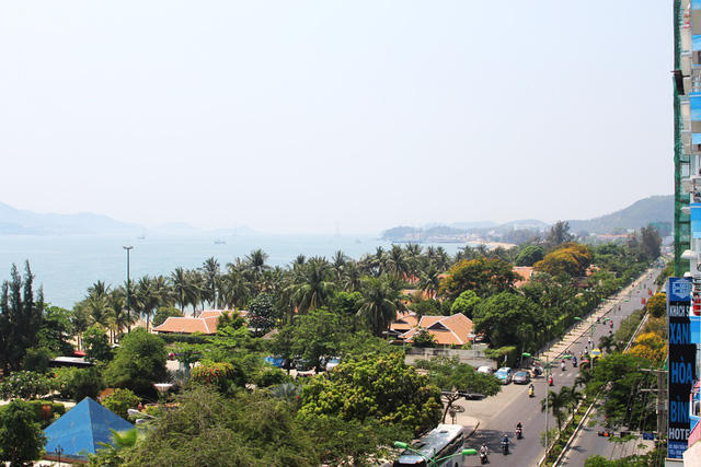 Khu nghỉ mát Ana Mandara diện tích 26.000m2 (phía Đông đường Trần Phú, TP Nha Trang) từng bị chuyên gia phản đối vì che chắn tầm nhìn ra biển Nha Trang