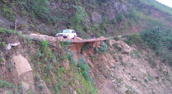 Xe ô tô và xe máy vẫn lưu thông bình thường.