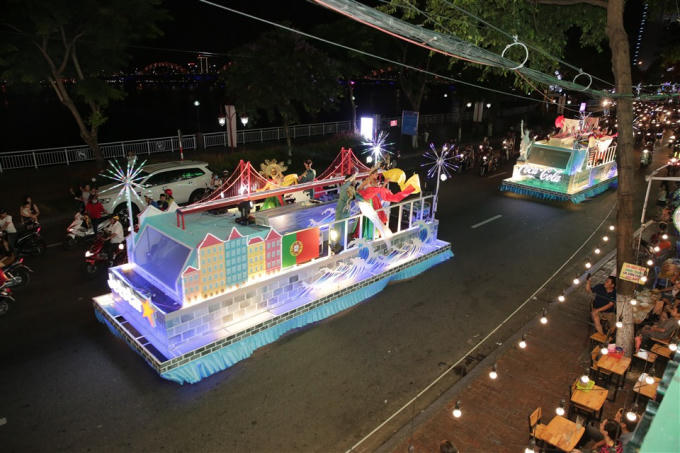 12 sân khấu nhỏ sôi động, khuấy động đêm Đà Nẵng, kéo bước chân của người dân và du khách xuống phố, cùng hòa mình theo nhạc điệu và những vũ điệu đầy say mê.