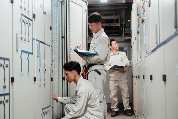 Nhân viên kỹ thuật TNPM đang kiểm tra hệ thống điện